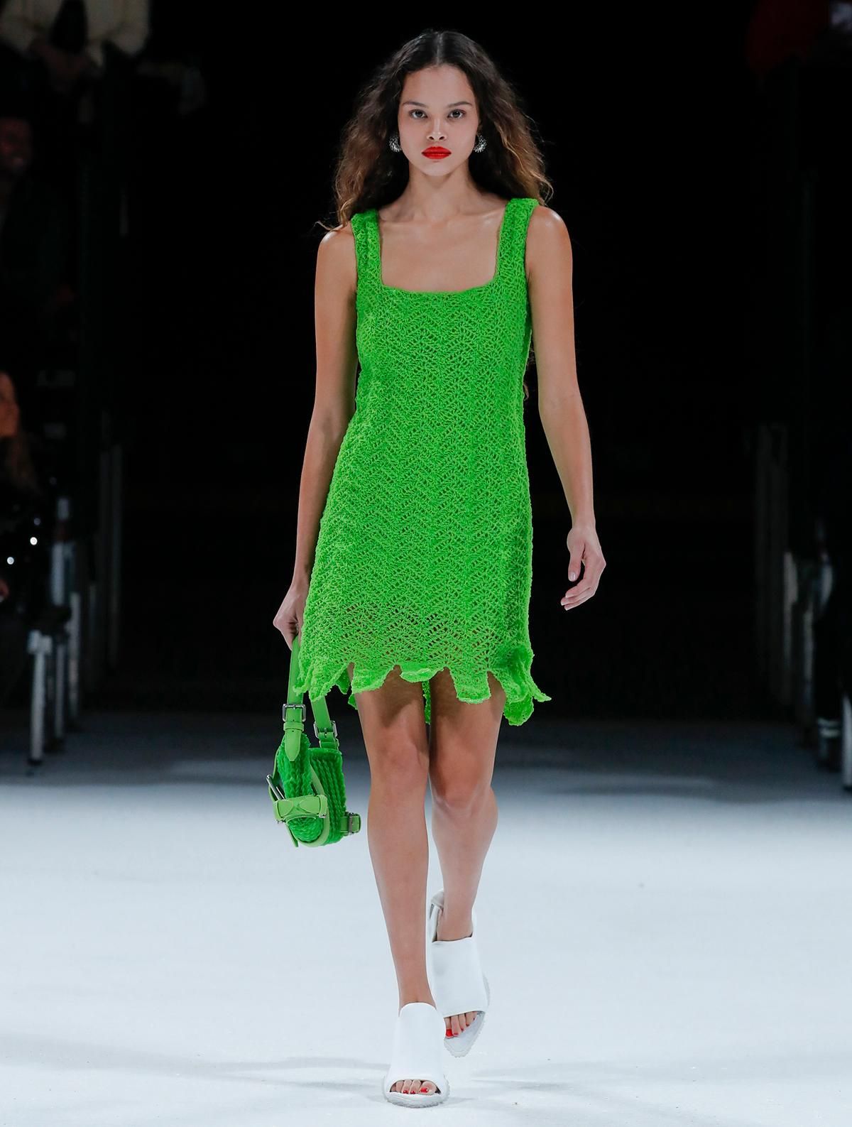 Vestido de crochet en verde de Bottega Veneta.
