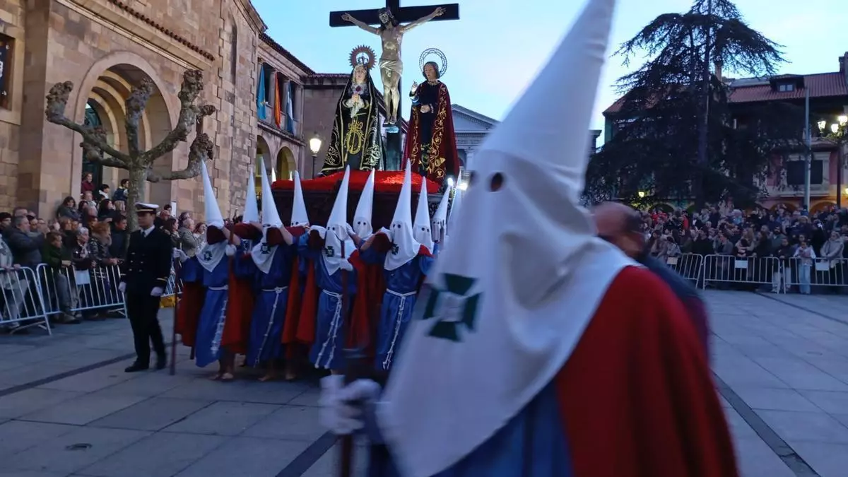 Los tambores de los "sanjuaninos" rompen el Silencio en un Avilés entregado, entre multitudes, a sus procesiones