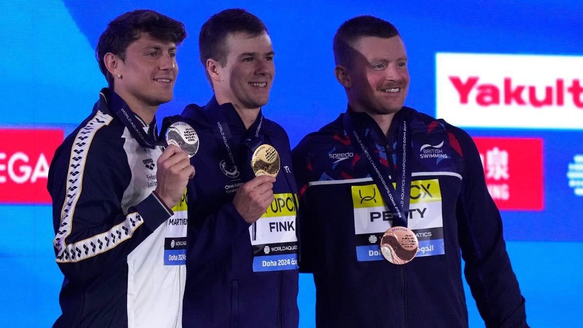 Adam Peaty con los medallistas de la prueba, Fink y Martinenghi