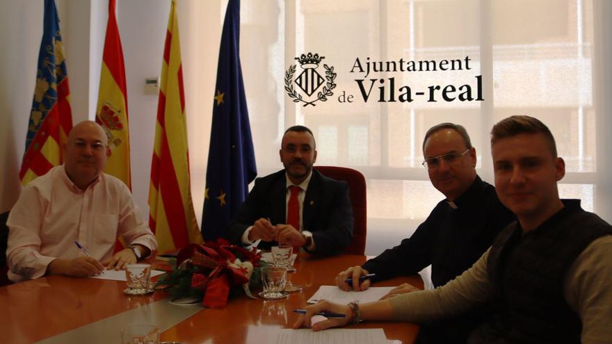 El alcalde, José Benlloch, y los concejales Emilio M. Obiol y Javier López, se reunieron con mosén Javier Aparici. | MEDITERRÁNEO