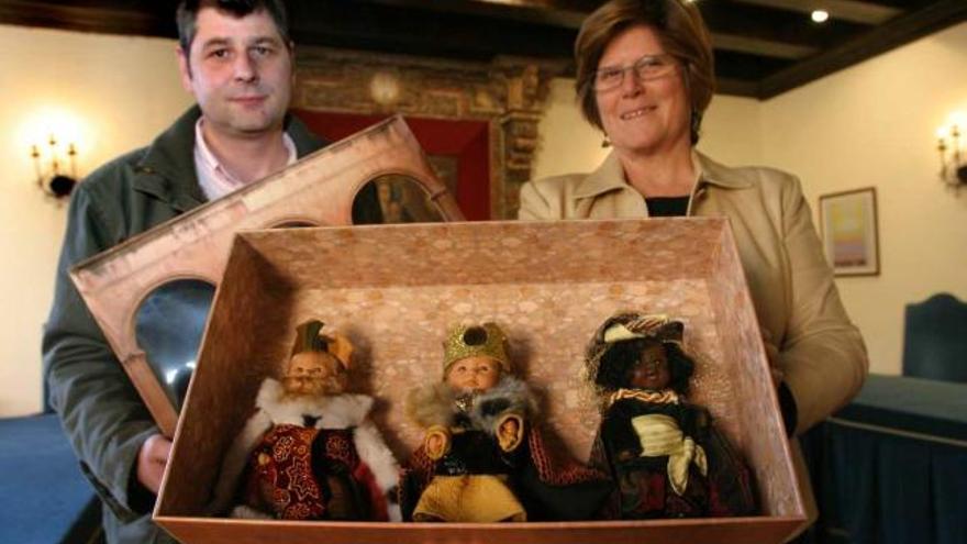 La alcaldesa de Onil presenta los muñecos del 75 aniversario de la Cabalgata.