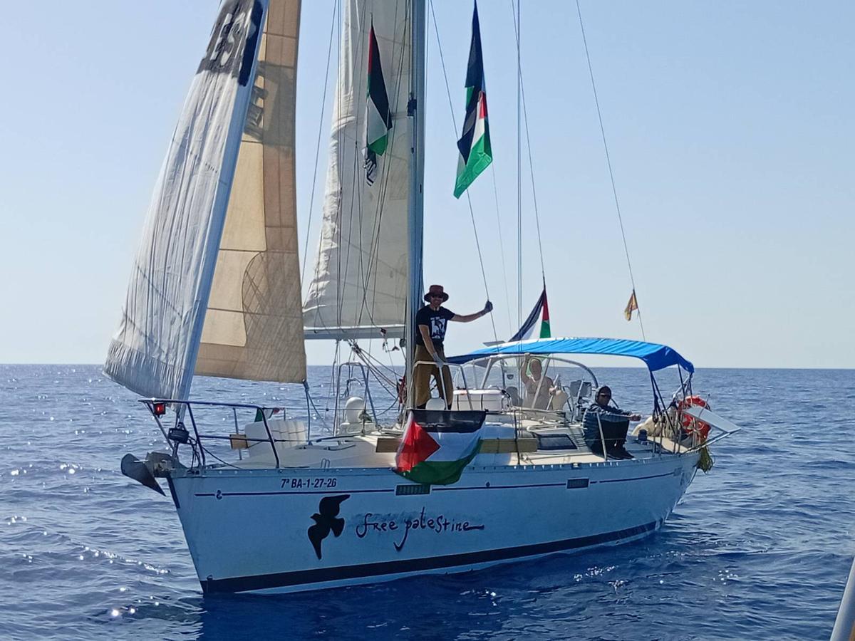 Duarte Ferrín nunha embarcación camiño de Gaza.