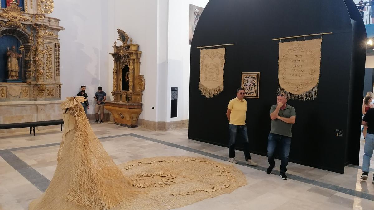 El público admira algunas de las obras que se exhiben en la iglesia de La Concepción