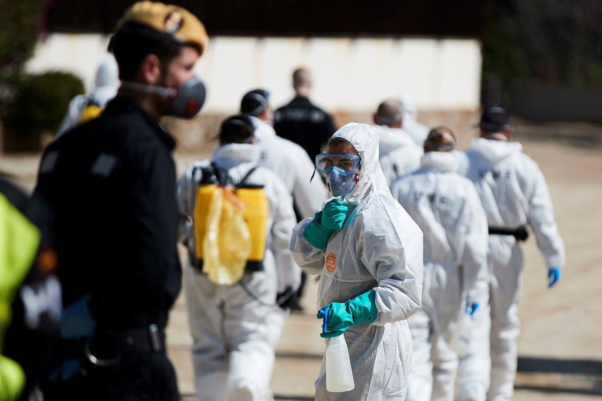 GRAF2767. BARCELONA, 28/03/2020.- Miembros de la Unidad Militar de Emergencia se despliegan hoy s?bado, para entrar en el centro de menores DIDA de Badalona para desinfectarlo.EFE/Alejandro Garc?a