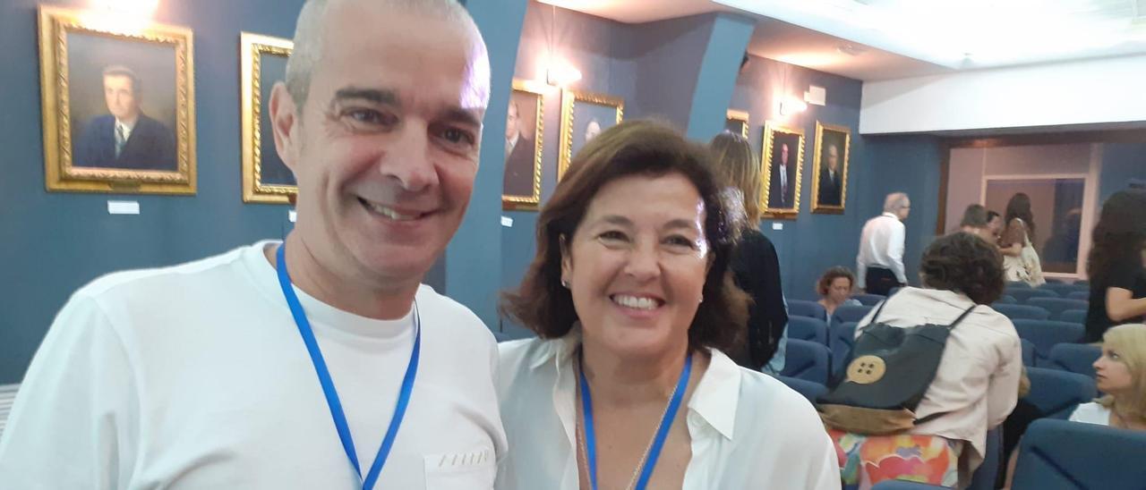 Oriol Lafau y la doctora Cateriina Vicens, tras la conferencia.