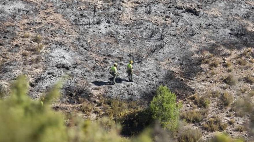 Dos brigadas foretales permanecían ayer en la zona del incendio, en Sotarroni.