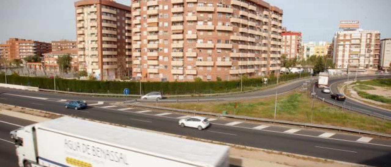 Bloques de viviendas en Vicentica la Serrana, con accesos y la V30 a escasos metros.