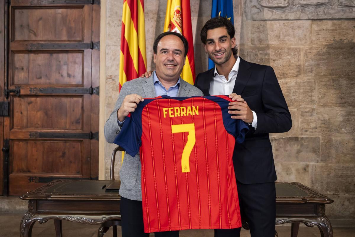 Valencia. VLC. SPD. Ferran Torres recibido por el President Juanfran Perez Llorca en el Palau de la Generalitat Valenciana
