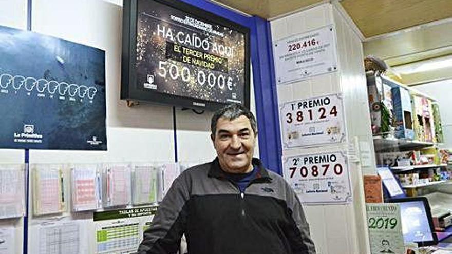 Manuel Rodríguez, en el establecimiento &quot;Mi kiosko&quot;, de la calle Santiago.