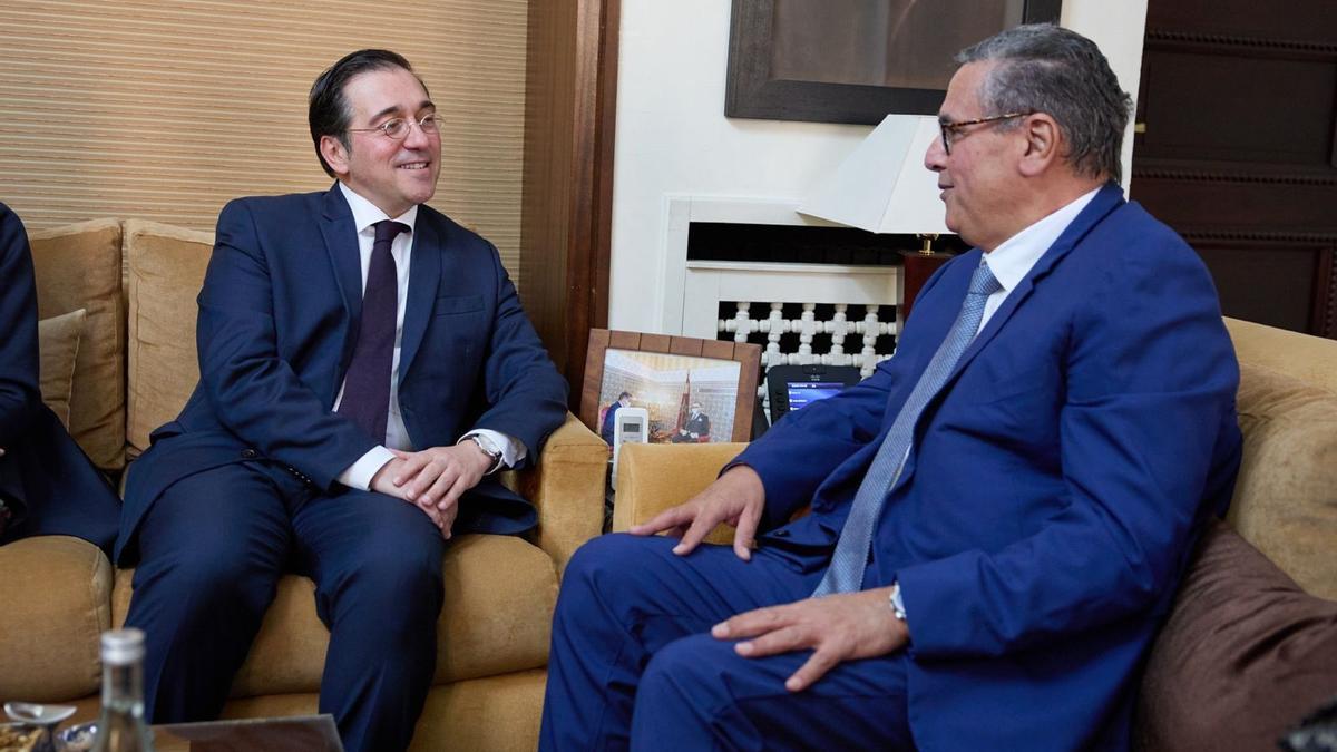 El ministro de Asuntos Exteriores, Unión Europea y Cooperación, José Manuel Albares, se reúne con el primer ministro de Marruecos, Aziz Ajanuch, durante su visita a Rabat.
