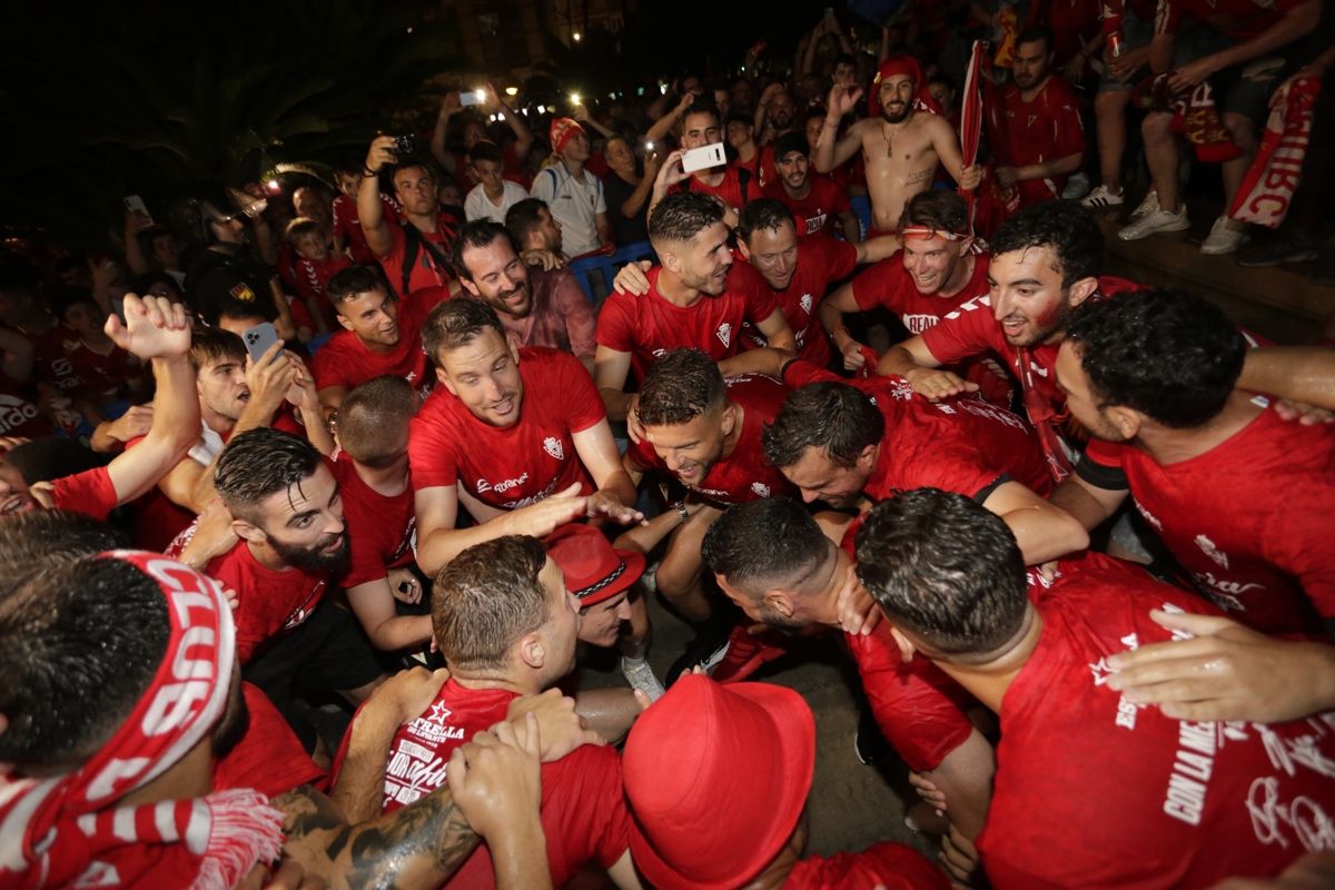 La Circular se llena para celebrar el ascenso del Real Murcia