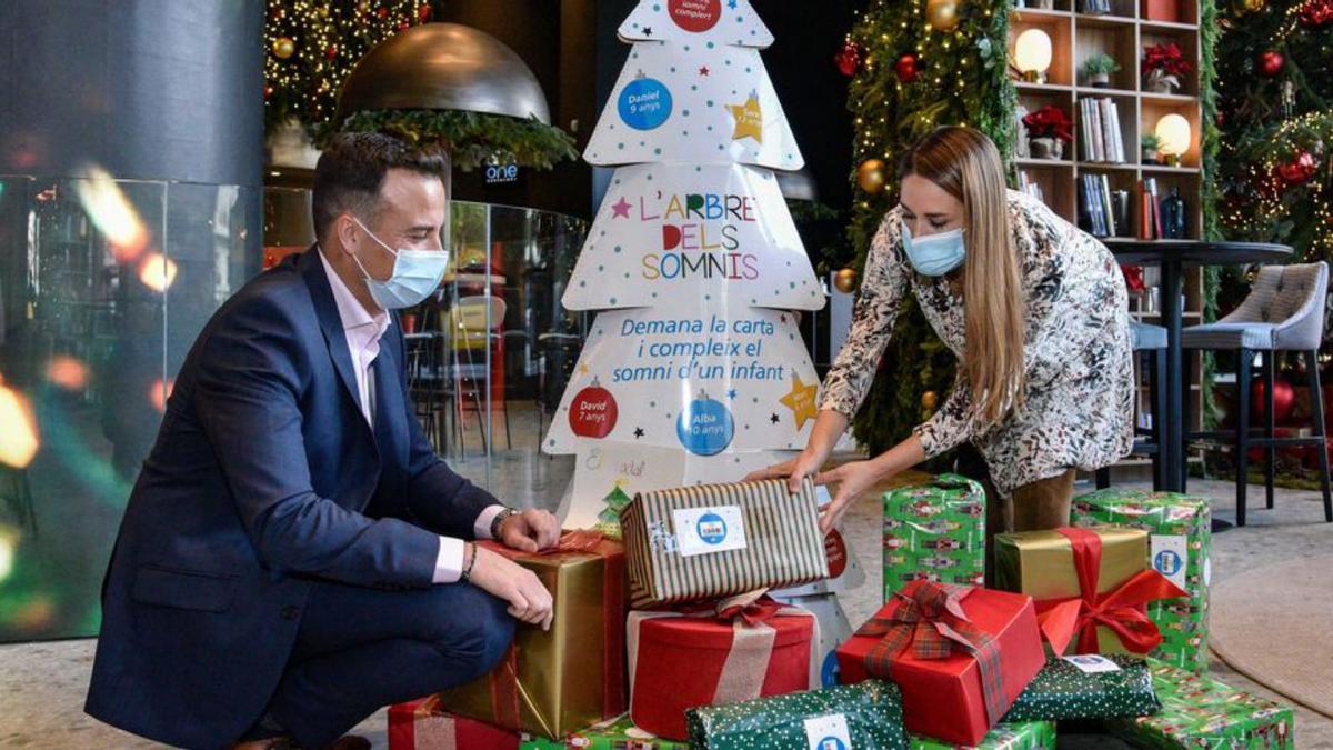 Empleats i clients de CaixaBank lliuraran regals de Nadal a més de 160 infants de la Catalunya Central  | CAIXABANK