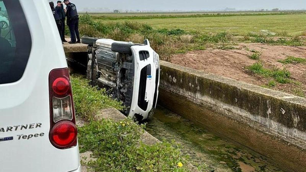 El vehículo accidentado en el interior de la acequia.