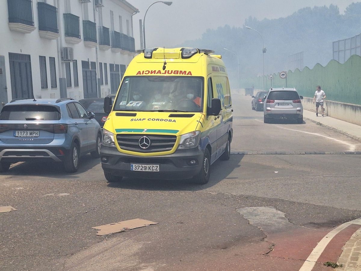 La ambulancia sale de la zona afectada en direccción al hospital.