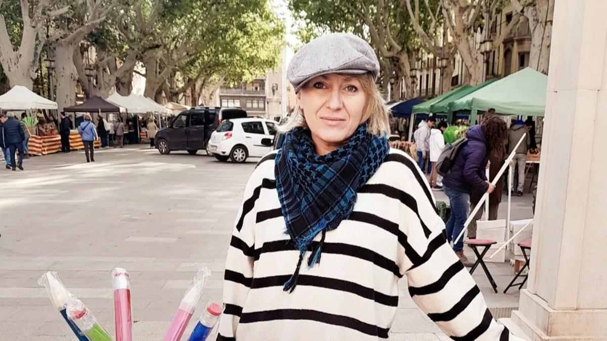 L'autora Berni Pajdak a la Rambla de Figueres, aquest dimarts a primera hora.