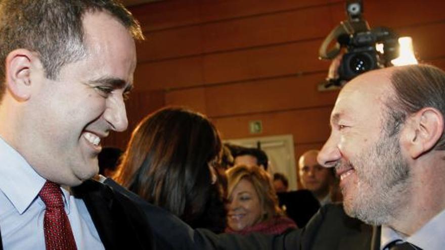El candidato a la secretaría general del PSOE, Alfredo Perez Rubalcaba, saluda al secretario general del PSPV-PSOE, Jorge Alarte (i) durante la presentación de sus propuestas sobre el futuro del partido.