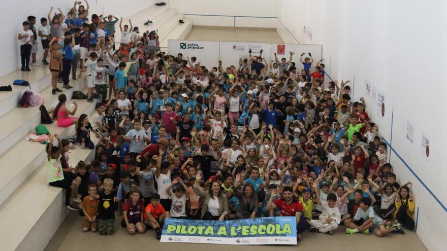 Prop de 500 alumnes participen a Castelló en una nova Trobada de Primària de Pilota a l’Escola