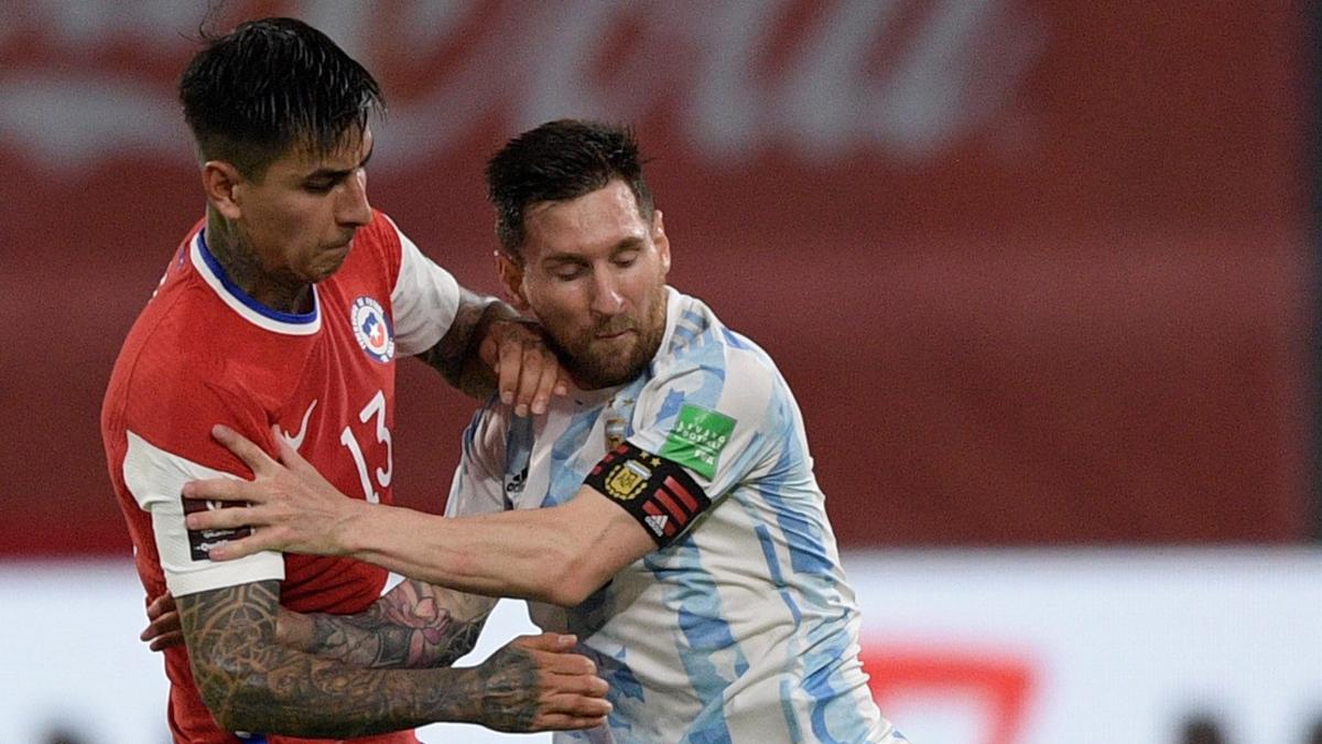 Messi y Erick Pulgar, durante un partido entre Argentina y Chile