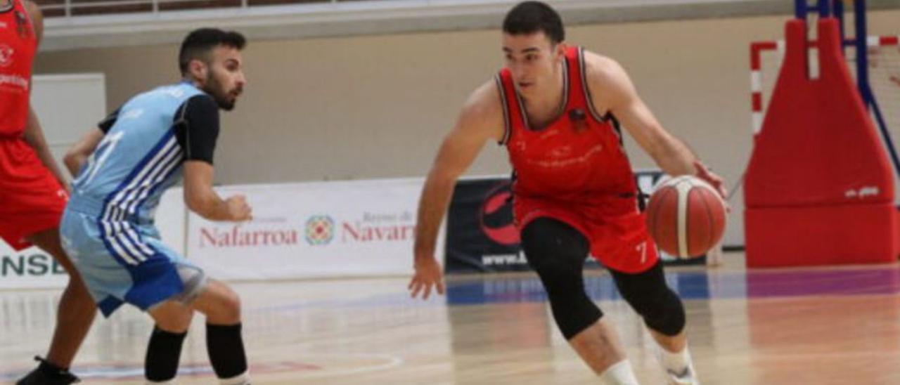 Pablo Fernández, del Basket Navarra, ante Coello.