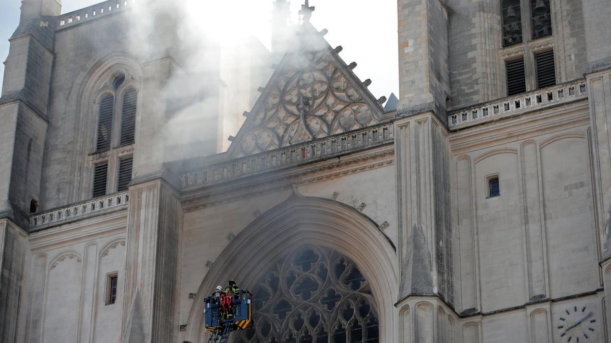 Los bomberos batallan contra el fuego en la catedral de Nantes.