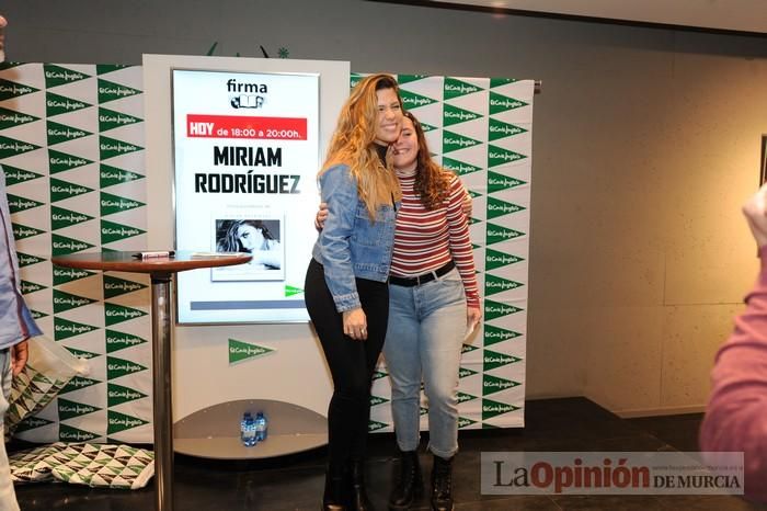 Miriam Rodríguez firma discos en El Corte Inglés