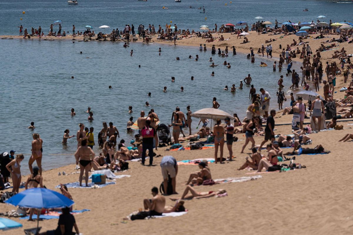 Barcelona. 01/06/2025. Las playas de Barcelona llenas el primer día de junio debido al aumento de las temperaturas. AUTOR: Marc Asensio Barcelona, Catalunya, España, playas, calor, gente, sombrilla, baño, arena, sal, cambio climático, tiempo, termómetro, temperatura Barcelona. 01/06/2025. Las playas de Barcelona llenas el primer día de junio debido al aumento de las temperaturas. AUTOR: Marc Asensio Barcelona, Catalunya, España, playas, calor, gente, sombrilla, baño, arena, sal, cambio climático, tiempo, termómetro, temperatura