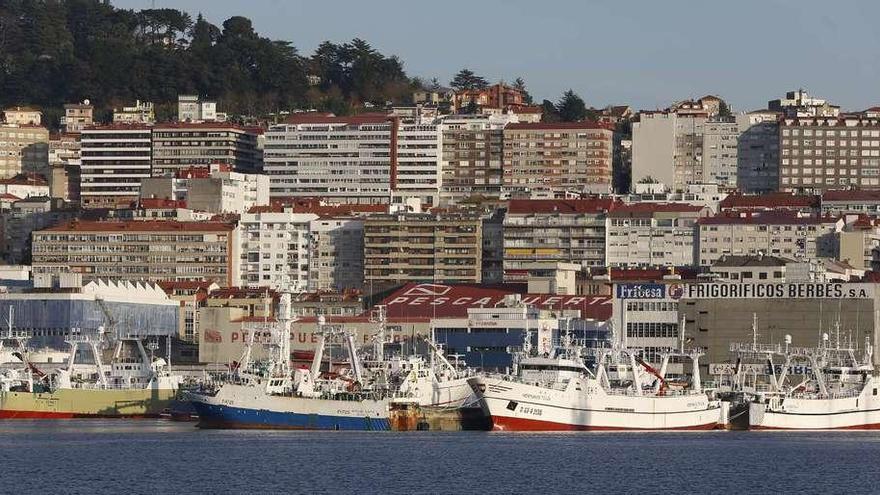 La flota que faena en Malvinas abarrota ya el muelle de Beiramar. Ayer se repitió una postal típica de las fechas navideñas. // Ricardo Grobas