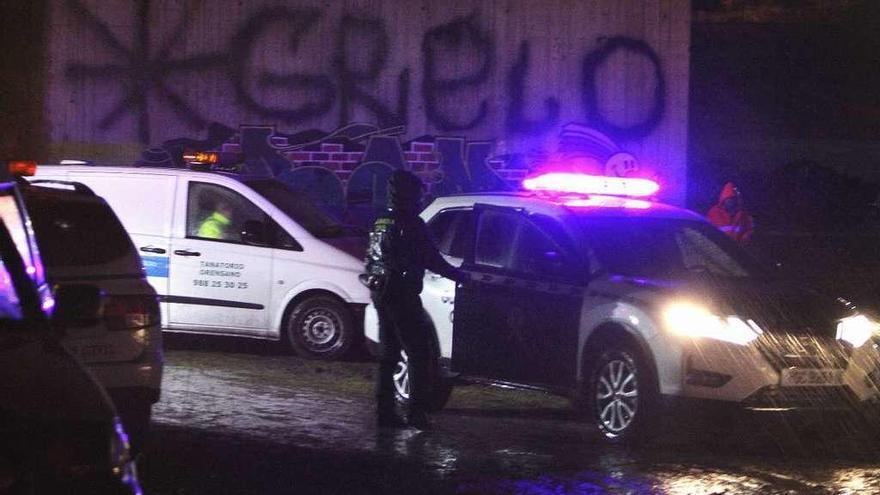 Efectivos policiales, anoche, en las proximidades del lugar donde apareció el cadáver. // I.Osorio