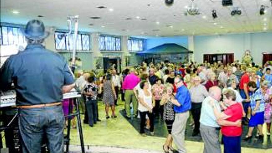 350 mayores de cinco centros participan en un encuentro