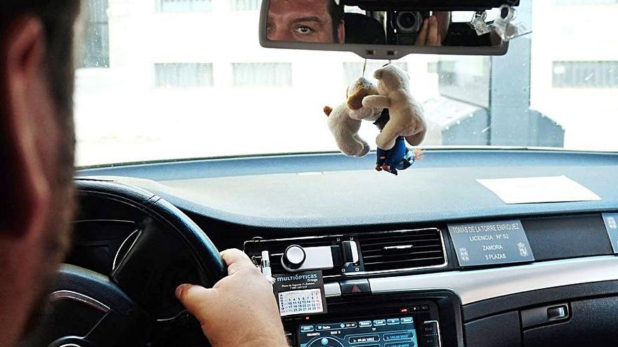 Un taxista realizando un servicio. | E. F.