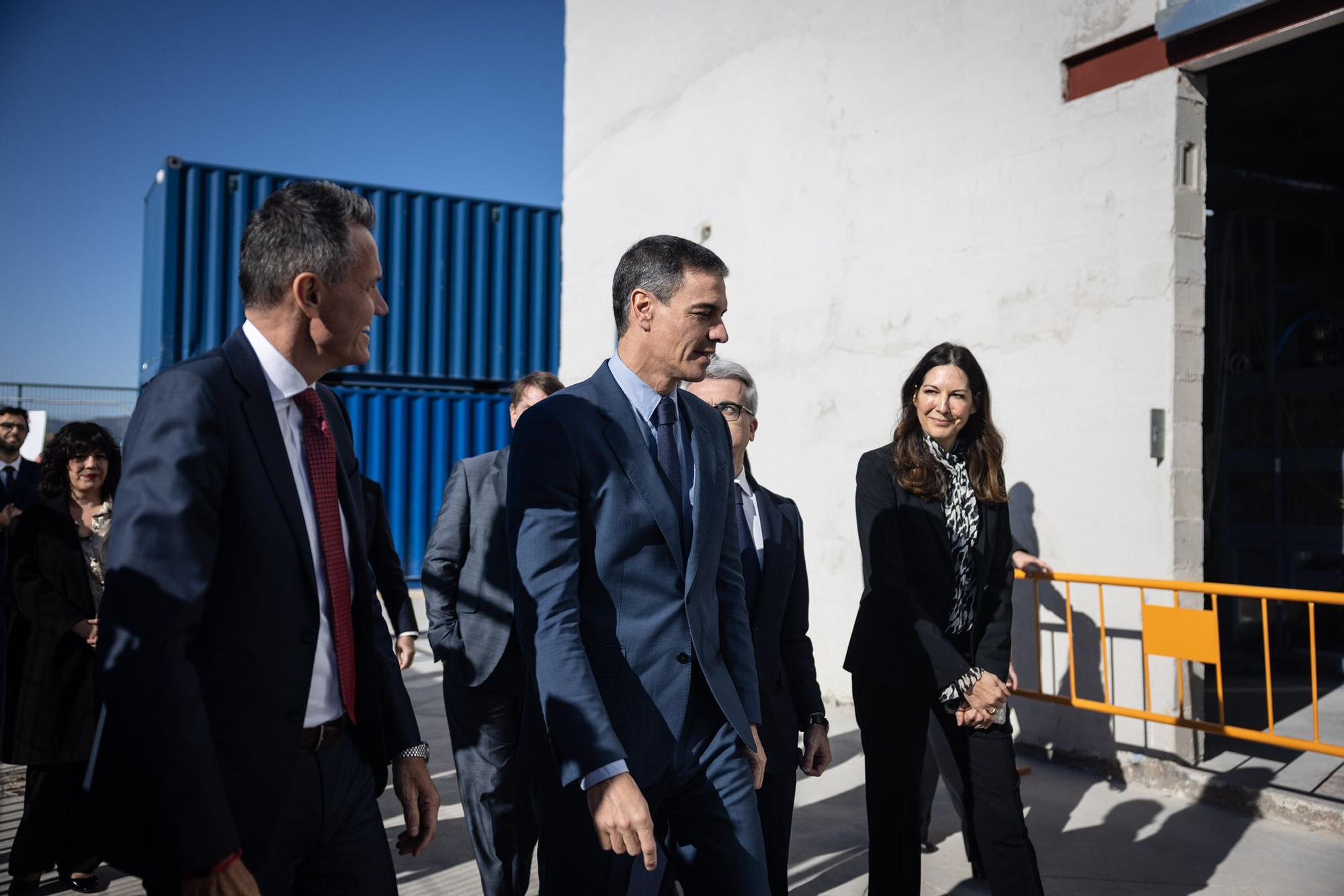 En imágenes | Pedro Sánchez visita las instalaciones de Novartis en La Almunia de Doña Godina