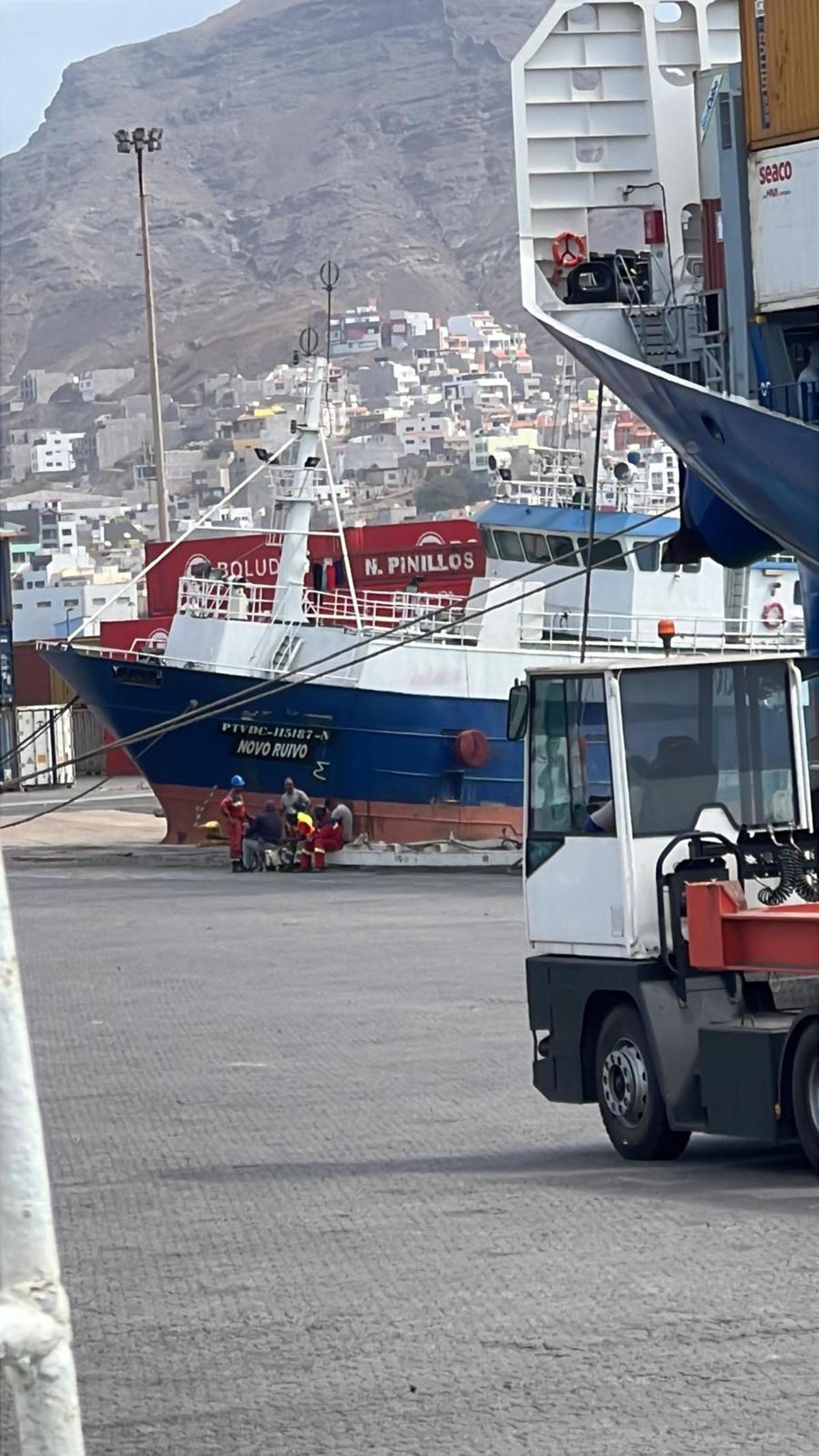 El «Novo Ruivo», al fondo, esta semana en Mindelo