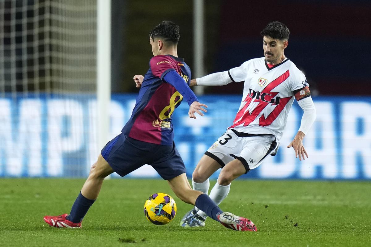BARCELONA, 17/02/2025.- El centrocampista del Rayo Vallecano, Óscar Valentín (d), disputa el balón ante el centrocampista del FC Barcelona, Pedri, durante el partido de LaLiga de fútbol que FC Barcelona y Rayo Vallecano disputan este lunes en el estadio Lluis Companys. EFE/Siu Wu