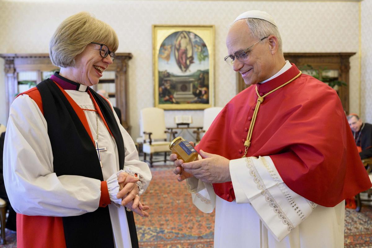 Sarah Mullally i Lleó XIV, en la seva trobada d'aquest dilluns al Vaticà.