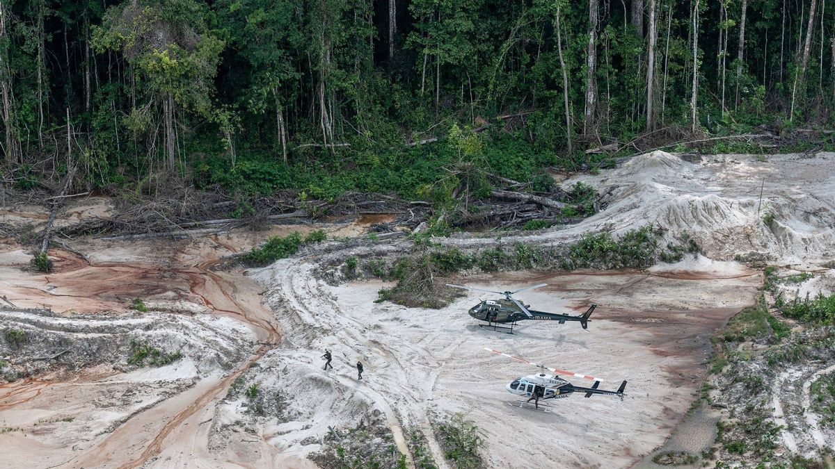 Agentes del Grupo de Inspección Especializada del Ibama desactivan máquinas de minería ilegal en el amazonas brasileño.
