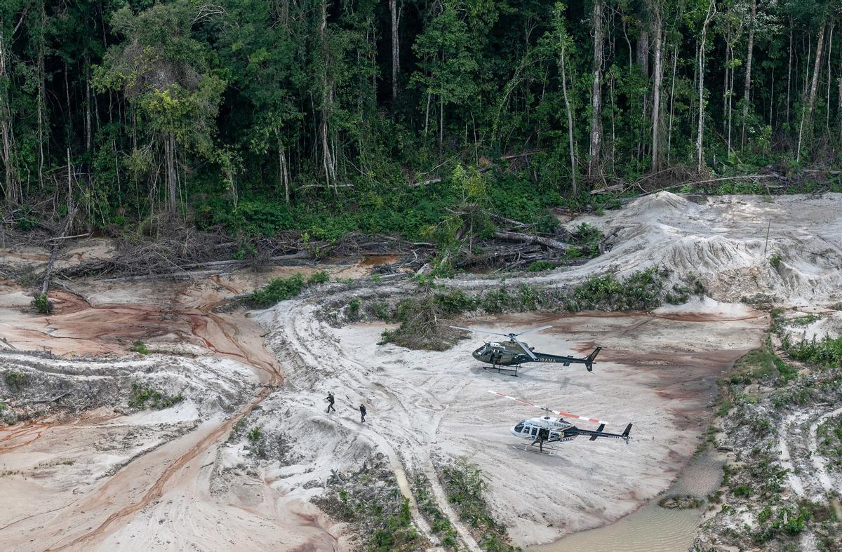 Agentes del Grupo de Inspección Especializada del Ibama desactivan máquinas de minería ilegal en el amazonas brasileño.