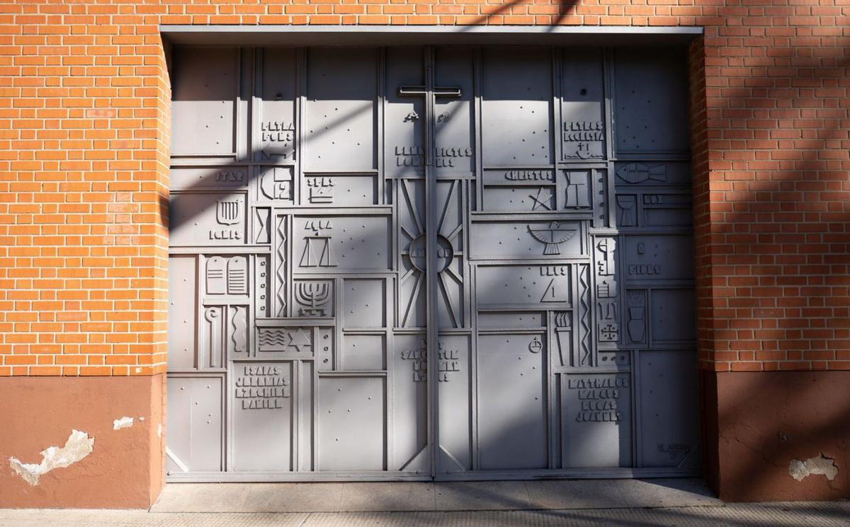 Puerta realizada por el artista uruguayo en la iglesia de San Lorenzo de Los Bloques. | Emilio Fraile