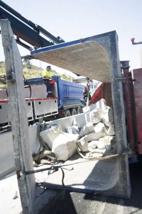 Un camión vuelca en el vial de Langosteira