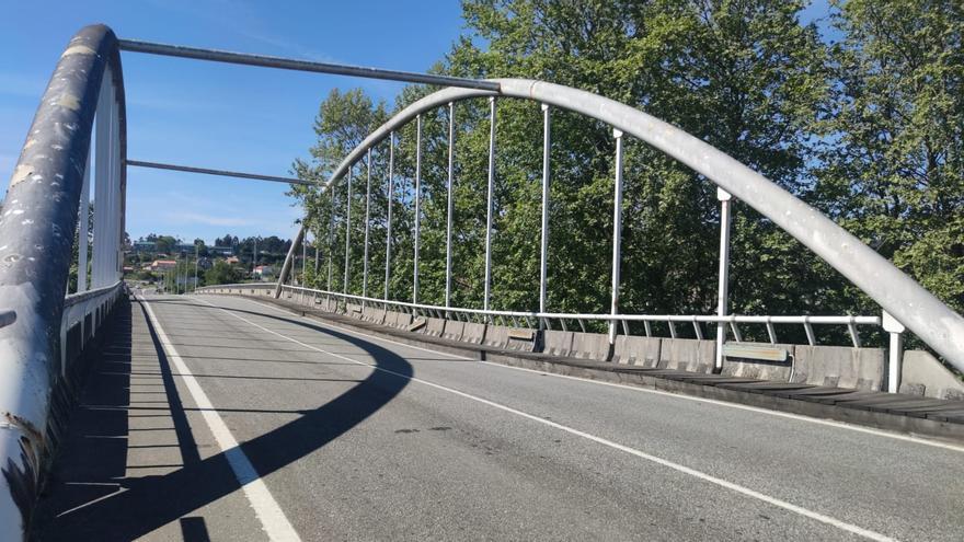 Cortan el tráfico en el puente de Pontearnelas por daños estructurales