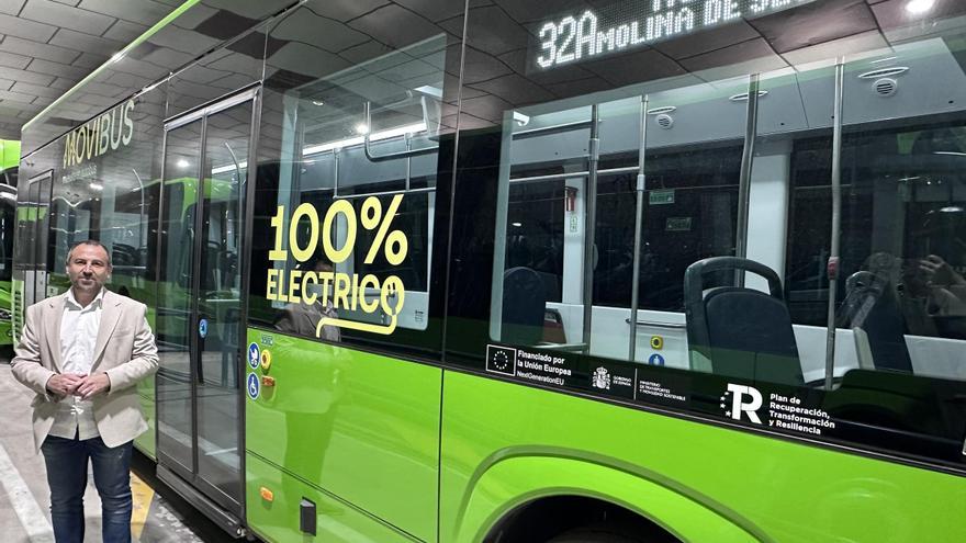 El director general de Movilidad y Transportes, José Antonio Verdú, junto a uno de los autobuses Movibus cien por cien eléctricos que van a realizar la prueba piloto