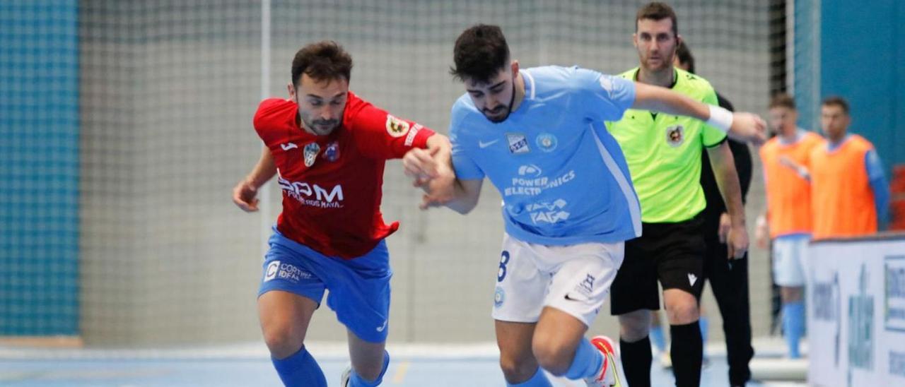 Segovia, jugador de la UD Ibiza-Gasifred, en un ataque de los celestes contra el Ye Faky. | JUAN A. RIERA