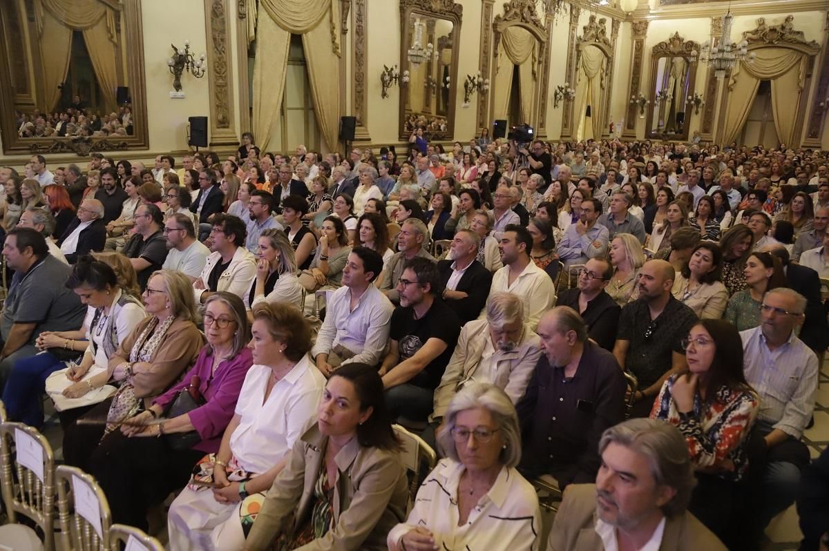 El público llenó el salón Liceo del Círculo de la Amistad para escuchar al pintor Antonio López.