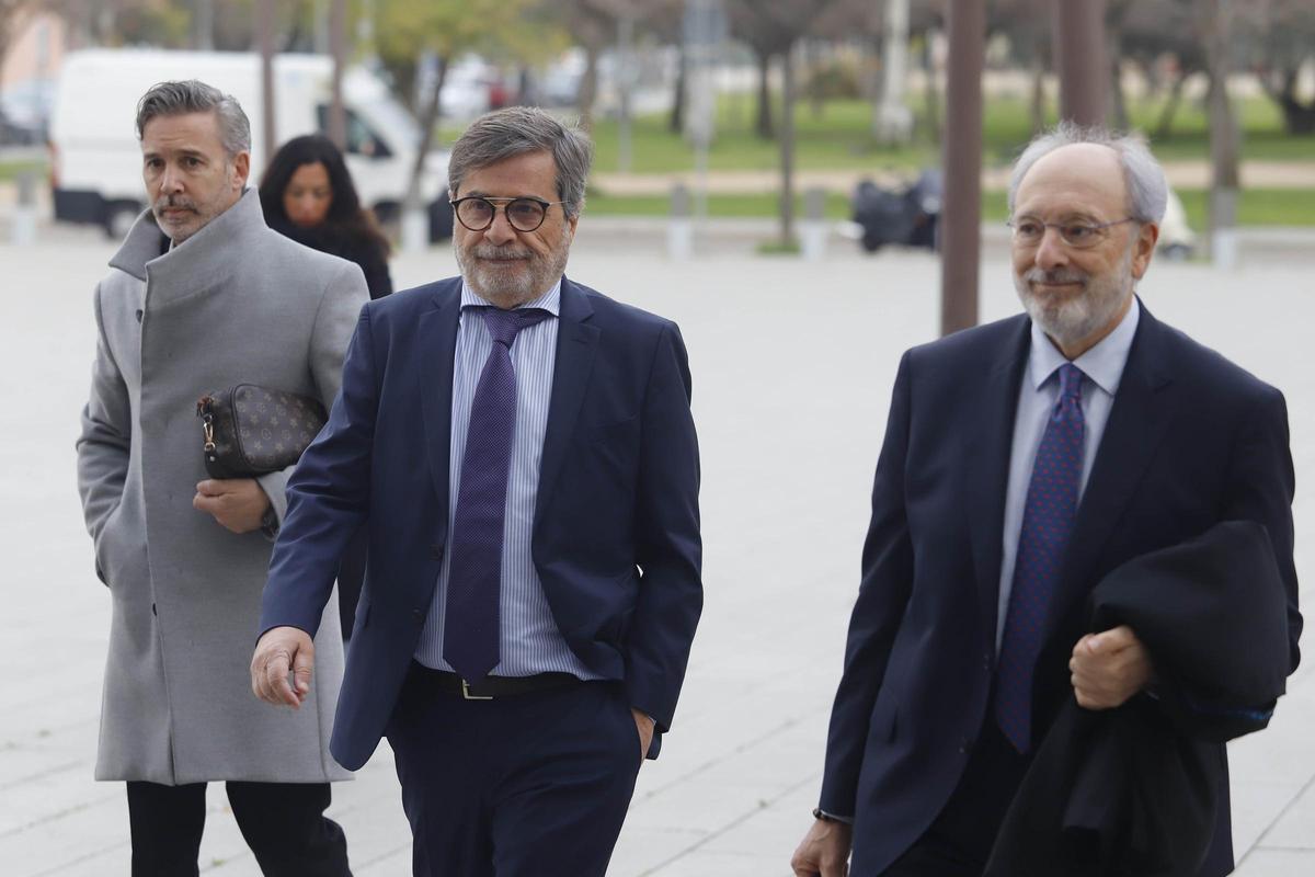 Carlos González, junto a su abogado.