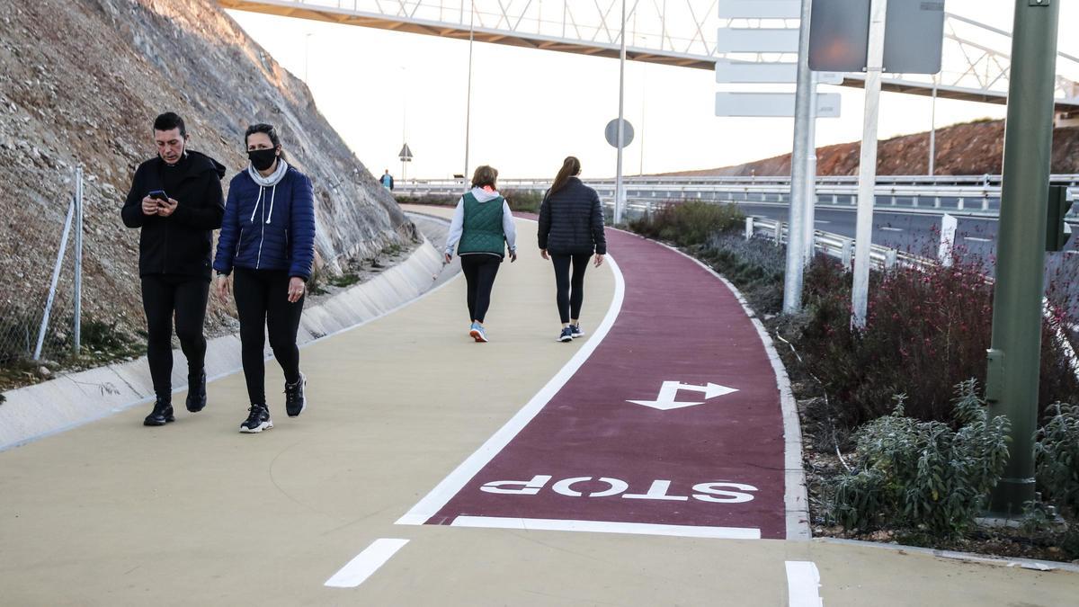 Cacereños paseando por la ronda Sureste, este jueves.