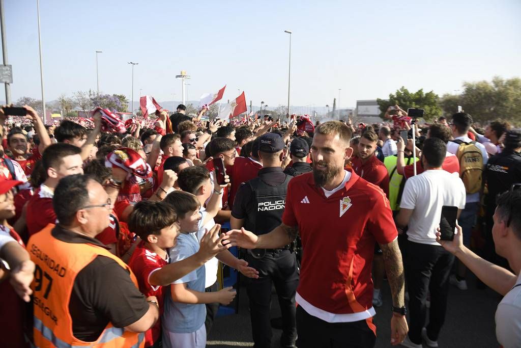 Recibimiento de la afición al Real Murcia antes del partido ante el Nástic