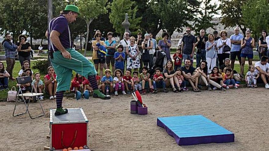 Los malabares del circo debutan en los jardines del Castillo