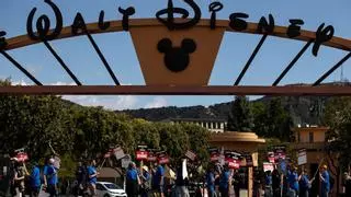 Disney, un centenario entre turbulencias: de la guerra del 'streaming' a los derechos de Mickey Mouse