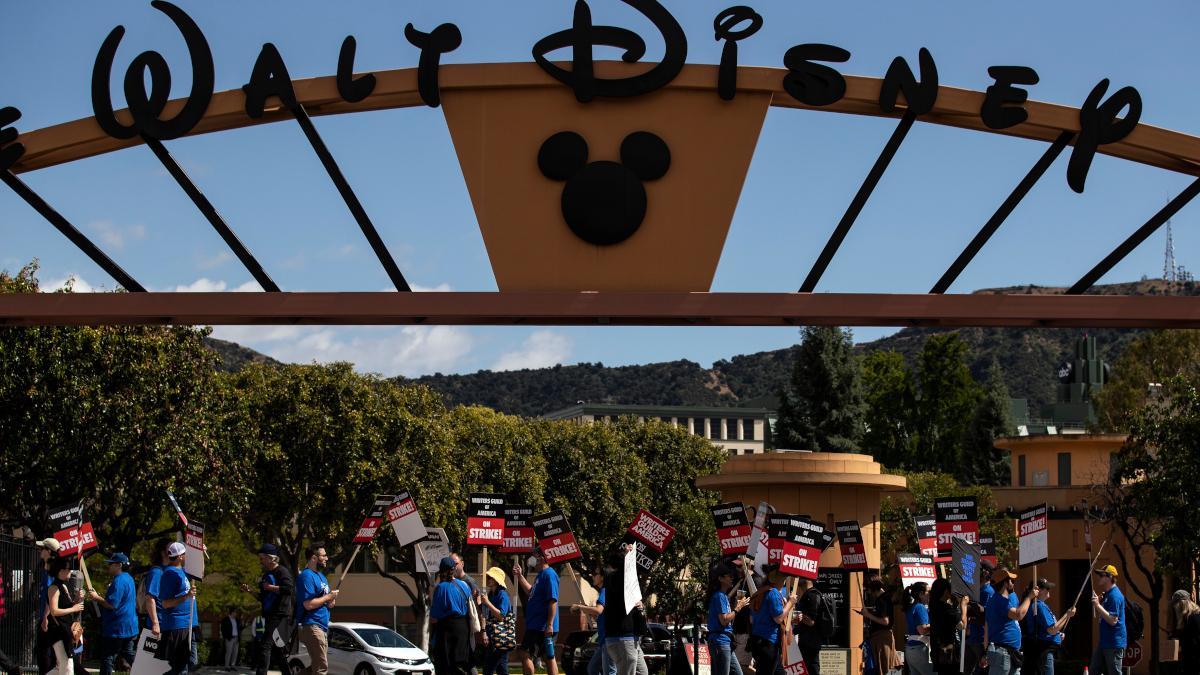 Huelga de guionistas, ante uno de los edificios de la compañía Disney