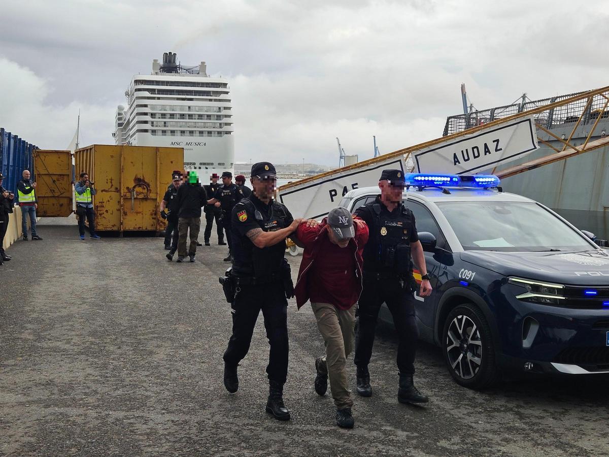 Traslado de los detenidos en el simulacro.