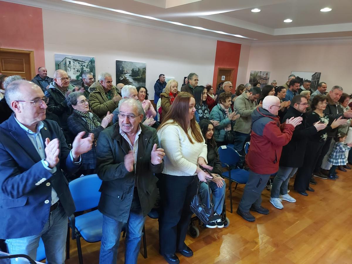 Público asistente, aplaudiendo al final del acto.